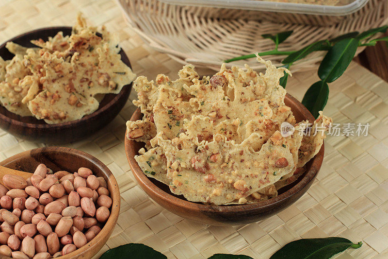 Rempeyek Kacang或Peyek Kacang是来自印度尼西亚爪哇的传统小吃。Rempeyek是一种用米粉和水加上花生做成的油炸食品。通常与墨西哥煎蛋饼一起食用